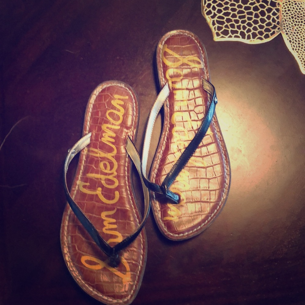 Black and brown Sam Edelman flip flops.